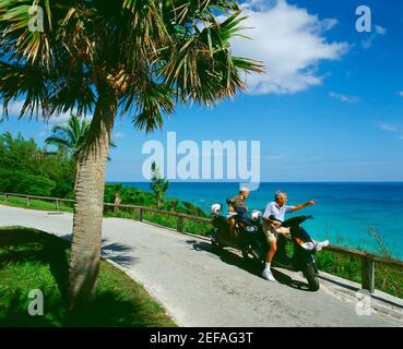 Blick auf ein älteres Paar, das Roller reitet, Bermuda Stockfoto