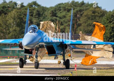 Ukrainische Luftstreitkräfte Sukhoi Su-27 Flanker Kampfflugzeug Rollen mit Bremsfallschirm nach der Landung auf kleine-Brogel Airbase. Belgien - September Stockfoto