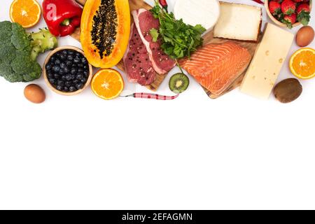 Vitamin A in Lebensmitteln isoliert auf weißem Hintergrund Stockfoto