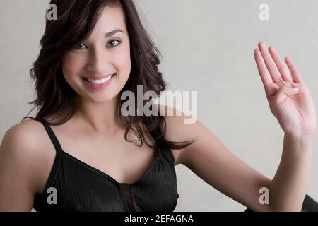 Porträt einer jungen Frau mit Yoga und lächelnd Stockfoto