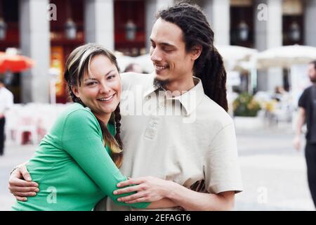 Porträt eines jungen Paares umarmen einander und lächelnd Stockfoto
