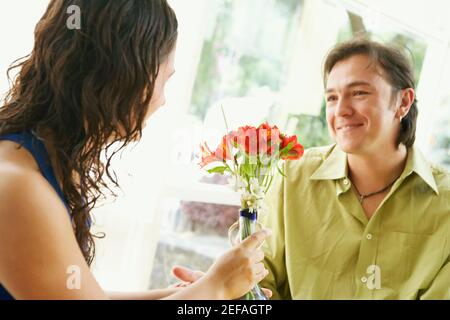 Nahaufnahme einer jungen Frau und eines mittleren erwachsenen Mannes Lächelnd in einem Restaurant Stockfoto