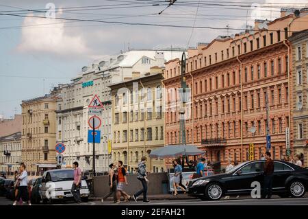 SANKT PETERSBURG, RUSSLAND - 01. Mai 2019: Menschen zu Fuß und Autos bewegen sich entlang Newski Aussicht im Sommer in Sankt Petersburg, Russland Stockfoto