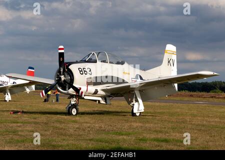 Nordamerikanisches T-28B Trojanisches Flugzeug in US Navy Farben auf der Sanice Sunset Airshow. Belgien - 13. September 2019. Stockfoto