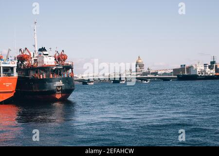 SANKT PETERSBURG, RUSSLAND - 01. Mai 2019: Militärschiffe, die in der Meeresbucht bei der Brücke und den Kathedralen bleiben, Sankt Petersburg, Russland Stockfoto