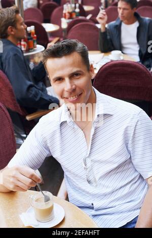 Porträt eines mittleren Erwachsenen Mann mit Tee in einem Restaurant Stockfoto