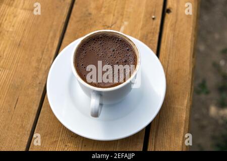 Türkischer Kaffee auf dem Holztisch. Stockfoto