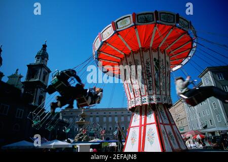 Low-Angle Ansicht einer Kettenschaukel Fahrt auf einem Karneval, Salzburg, Österreich Stockfoto