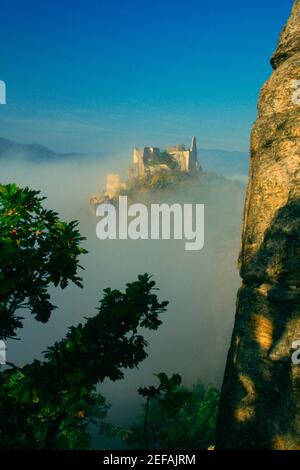 Hochwinkelansicht eines nebelbedeckten Festes, Durnstein, Wachau, Österreich Stockfoto