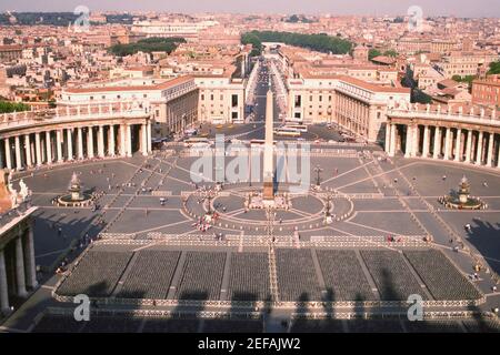 Blick auf einen Stadtplatz, St. PeterÅ½s Platz, Rom, Italien Stockfoto