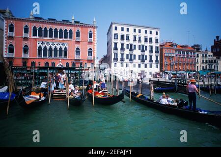 Gondeln in einem Kanal vor den Gebäuden, Canal Grande, Venedig, Venetien, Italien vertäut Stockfoto