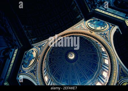 Niedriger Winkel Ansicht der Decke einer Basilika, St. PeterÅ½s Basilika, Vatikanstadt Stockfoto