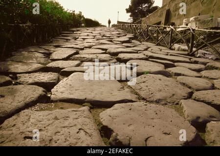 Nahaufnahme des Kopfsteinpflasterpfades, Appian Way, Rom, Italien Stockfoto