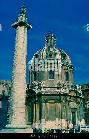 Niedrige Ansicht einer Säule vor einer Kathedrale, TrajanÅ½s Säule, Rom, Italien Stockfoto