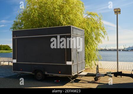 Dark Food Truck Anhänger als Foodtruck-Mock-up-Vorlage Stockfoto