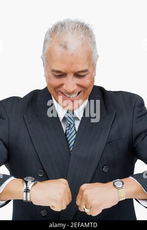 Nahaufnahme eines Geschäftsmannes, der seine Armbanduhren betrachtet Stockfoto