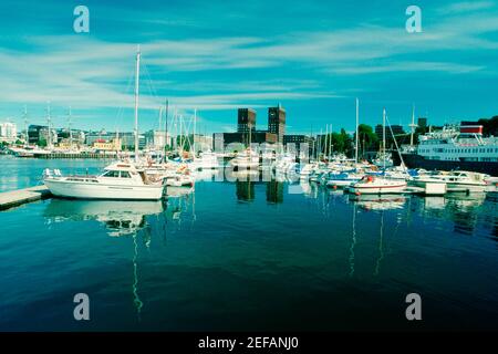 Boote liegen in einem Hafen, Oslo, Norwegen Stockfoto