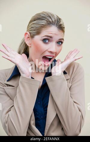 Porträt einer Geschäftsfrau sucht überrascht Stockfoto