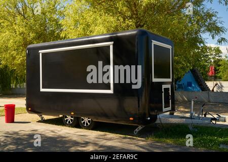 Dark Fast Food LKW Anhänger als Modell-up-Vorlage Stockfoto