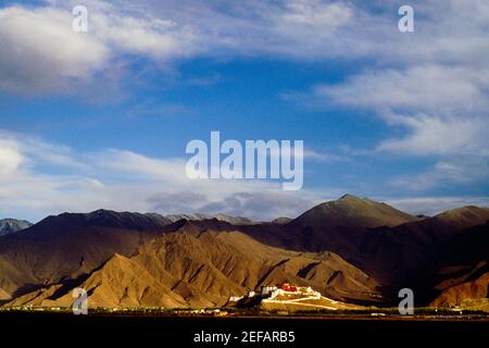 Palast in der Nähe der Berge, Potala Palast, Lhasa, Lhasa Tal, Tibet, China Stockfoto