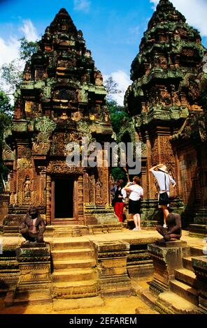 Touristen in einem Tempel, Banteay Srei, Angkor, Siem Reap, Kambodscha Stockfoto