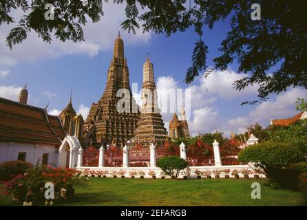 Niedrigen Winkel Ansicht eines Tempels, Wat Arun, Bangkok, Thailand Stockfoto