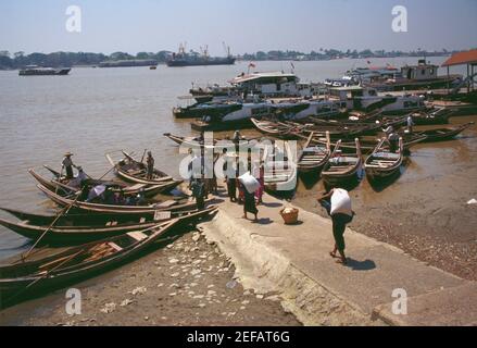 Blick auf Ruderboote, die in einem Fluss, Irrawaddy River, Yangon, Myanmar festgemacht sind Stockfoto