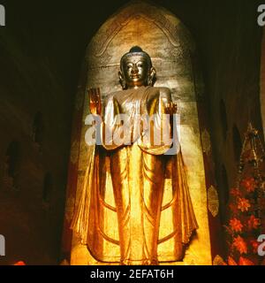 Low-Winkel-Ansicht einer Statue von Buddha, Ananda Tempel, Bagan, Myanmar Stockfoto