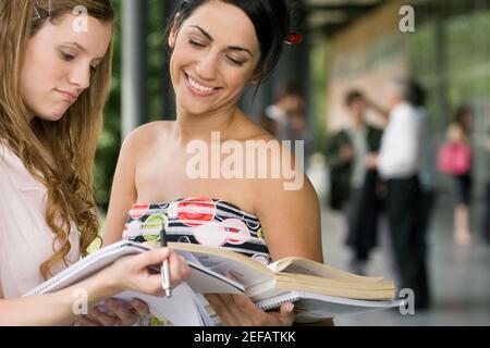 Zwei Studentinnen diskutieren in einem Korridor Stockfoto