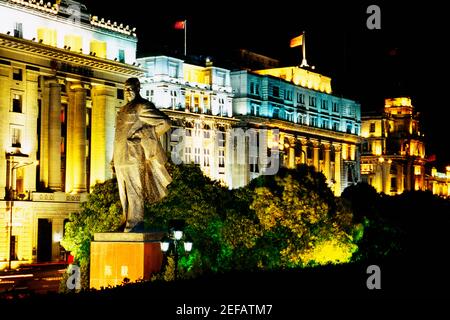 Statue von Mao Tse-tung vor einem Gebäude, dem Bund, Shanghai, China Stockfoto