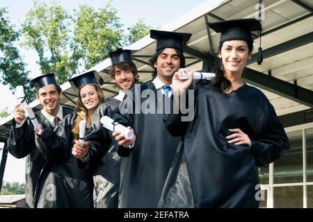 Portrait von Studenten mit Hochschulabschluss und Lächeln Stockfoto