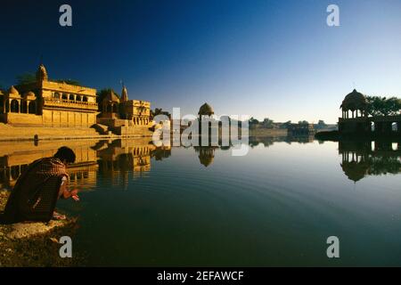 Reflexion eines Tempels in einem See, Gadsisar Lake, Jaisalmer, Rajasthan, Indien Stockfoto