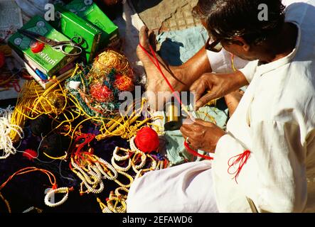 High-Winkel-Ansicht von einem reifen Mann Herstellung Armbänder, Jaipur, Rajasthan, Indien Stockfoto