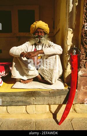 Porträt eines älteren Mannes sitzt auf einer Veranda eines Museums, Meherangarh Museum, Jodhpur, Rajasthan, Indien Stockfoto
