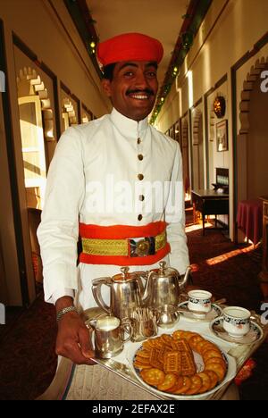 Portrait eines Kellners mit einem Tablett und lächelnd, Fateh Prakash Palace, Udaipur, Rajasthan, Indien Stockfoto