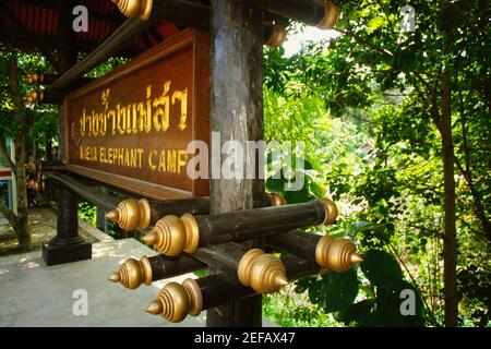 Nahaufnahme eines Schildes am Eingang eines Camps, Mae Sa Elephant Camp, Chiang Mai, Thailand Stockfoto