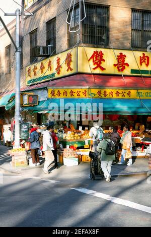 Gruppe von Menschen in einem Obstmarkt, Chinatown, Manhattan, New York City, New York State, USA Stockfoto