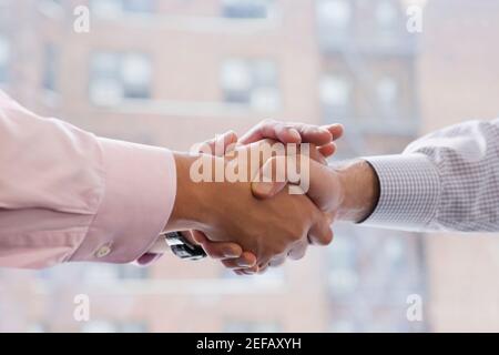 Nahaufnahme von zwei Geschäftsleuten, die die Hände schütteln Stockfoto