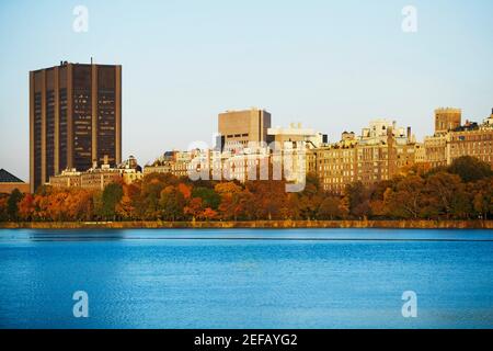 Gebäude am Wasser, Central Park, Manhattan, New York City, New York State, USA Stockfoto