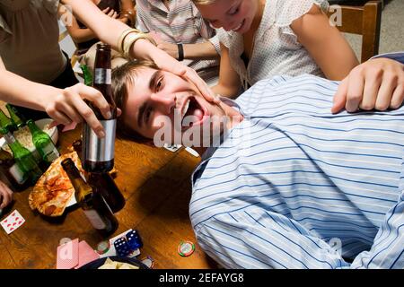 Junger Mann mit seinen Freunden genießt eine Party Stockfoto