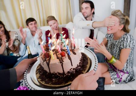 Junge Frau feiert Geburtstag mit ihren Freunden Stockfoto
