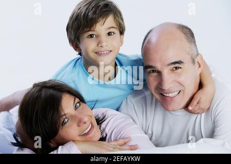 Porträt eines Jungen und seiner Eltern liegen auf der Bett Stockfoto