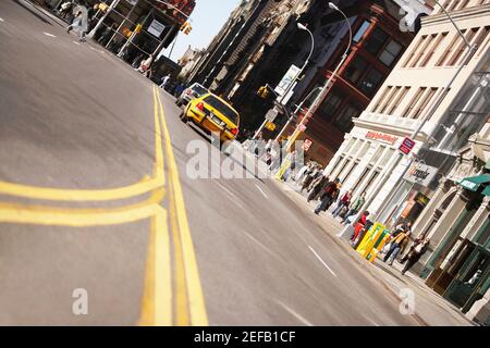 Low-Angle-Ansicht des Verkehrs auf einer Straße, New York City, New York State, USA Stockfoto