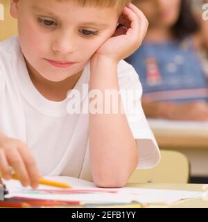 Nahaufnahme eines Jungen Zeichnung Stockfoto