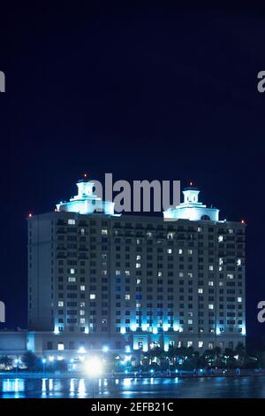 Hotel beleuchtet in der Nacht, Westin Savannah Harbor Resort, Savannah, Georgia, USA Stockfoto