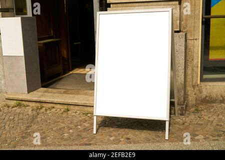 Plakatwand-Display-Modell-Vorlage vor dem Eingang zum Geschäft Oder Restaurant in einer Stadt Stockfoto