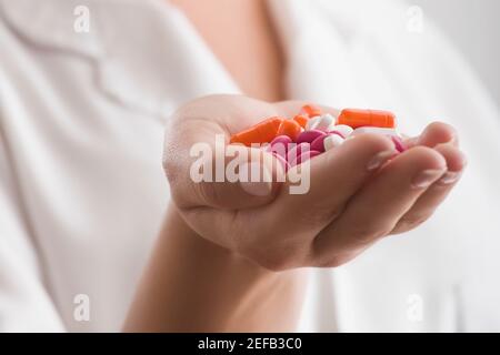 Nahaufnahme der Pillen doctorÅ½s einer weiblichen Handfläche Stockfoto