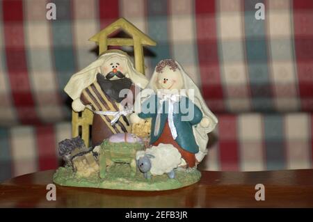 Baby Jesus weg in einer Krippe schlafen von Maria und Joseph, Hirten und Schafe umgeben Stockfoto