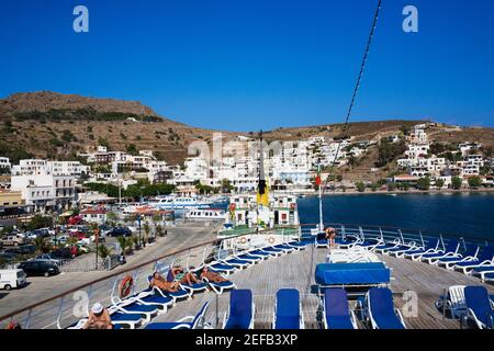 Hochwinkelansicht von Liegestühlen auf dem Deck eines Schiffes, Skala, Patmos, Dodekanes Inseln, Griechenland Stockfoto