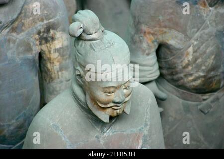 Hochwinkel Ansicht von Statuen von Terrakotta-Soldaten, XiÅ½an, Shaanxi Provinz, China Stockfoto